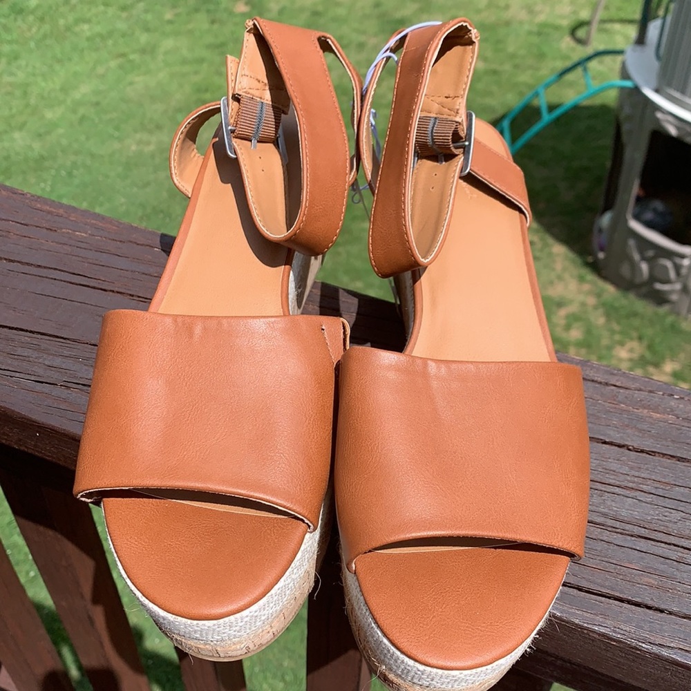 NWT Cognac Bailey Sandal Platform Universal Thread - Picture 3 of 10